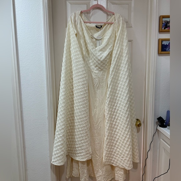 BloomChic Cut Out Cloak Maxi Dress 18/20 - Picture 5 of 8